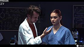 Científico Loco Congela y Folla a su Compañera de Lab de 18+ Hasta que Squirt