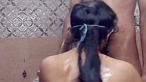 Desi Stiefschwester zieht Stiefbruder nackt aus für Bad in Nahaufnahme hausgemachtem Ranch-Sex