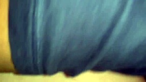 새아빠가 몰래 들어와 엄마가 자는 동안 젊은 18+ 의붓딸을 베어백으로 박아대!