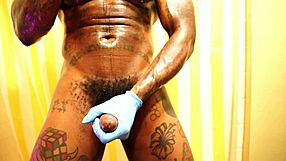 Veľký čierny chlpatý kokot dostane uctievanie od Hallelujah Johnson v close-up sólovej sekcii s špinavým rozprávaním a ponížením