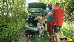 Hej, poglej to kurvasto punco z sočnimi joškami, ki jebe neznanca, medtem ko njen fant gleda v javnosti