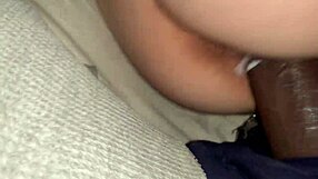 Patrigno Si Infiltra e Scopa la Figliastra Giovane 18+ a Pelo Mentre la Mamma Dorme