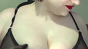 ตีตูดตีอกทั่วร่างด้วยแส้บนนมโตธรรมชาติ