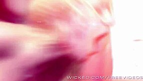 เห็นเอมี่ แอนเดอร์เซ่นนมยักษ์โดนเย็ดกระแทกแรงๆ ถ่มน้ำลายในส้นสูง