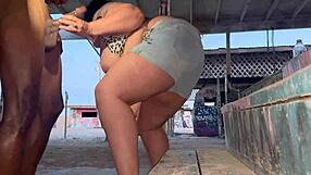 Stranded thicc pawg med stor røv og patter suger og knuller stor sort pik fremmed for vejvisning i interracial hjemmevideo.