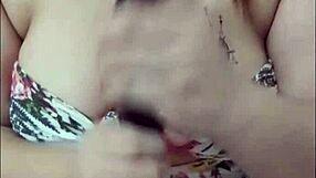 Viral ázijská 18+ študentka si hrá s obrovským baklažánom v sólovej vani! Jej veľký zadok a prírodné cicíky poskakujú divoko.