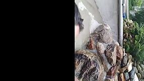 POVビューで熟れたホットワイフ・キャンディ・アニーがヌーディストリゾートプールでチンポをミルク