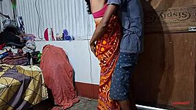 Aku suka tengok pembantu muda 18+ Bengali dikongkek doggy style oleh kote besar semasa bersih rumah