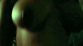 Латина с большими натуральными сиськами скачет наездницей, громко стонет, пока соседи смотрят ТВ