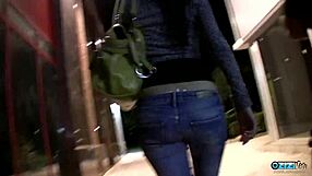 Hej, den stora dildon fick brunetten redo innan killen körde hårt i hennes rumpa och fitta