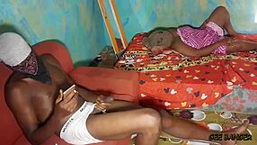 Αισθάνομαι τόσο ενθουσιασμένη βλέποντας αυτή την εβένινα βασίλισσα να γίνεται οικεία με τον ερασιτέχνη εραστή της