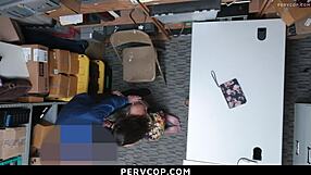 Tinejdžerka 18+ uhvaćena u krađi na CCTV-u u garaži, zadržana i kažnjena od pervcopa