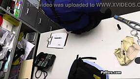 짧은 긱 블론드, 스트립 서치 후 몰 캅에게 박혀!