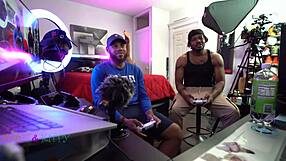 Hey, boleh kau tangani dua macam KittyLove dan Artemixxx dalam threesome squirting rumah dengan deepthroat pepek basah?