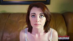 Hey rothaarige Studentin-Schlampe Ravyn, warum nicht deine Titten reiben und deine Fotze mit Sextoy piksen