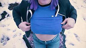 Javni ses v snežnem mestnem parku s sladko nerodno punco.