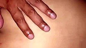 حبيبة هندية غير راضية شهوانية على زب صاحبتها العملاق يملي فتحتيها الضيقتين