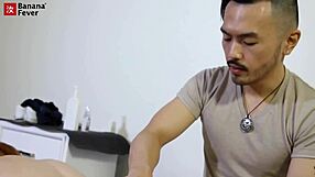 Δύο Ασιατικές μασέρ δίνουν στη ζεστή ξανθιά διπλή διείσδυση σε συνεδρία μασάζ