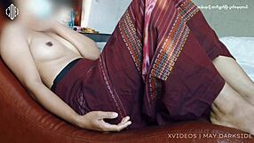 Азиатская красотка мастурбирует одна в спальне