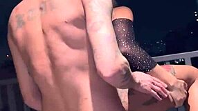 hey, that loira rabuda is giving the skinny tattooed guy a wild ride