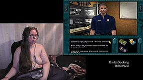 Brunette bbw met grote natuurlijke tieten en dikke vette kont speelt naakt in spookachtige carrousel fetisj spel