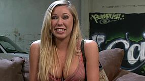 Blondýnka milf vklouzne do vysokých podpatků pro intenzivní cucání a divoké prdění