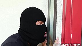 עקרת בית עם ציצים גדולים פיניקס מארי מקבלת מכה מהזין בסצנה מציאותית HD קשוחה עם ציצים קופצים!