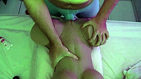 โอ้ใช่ ฉันแทงตุ๊กตาเซ็กซี่ร้อนของฉันผ่านเสื้อผ้าและกางเกงใน