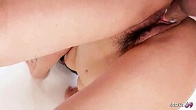 Jaz sem ta drobna 18+ japanska najstnica, ki jo sošolec draži v grob creampie seks