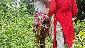 Fyldig Kæreste Med Håret Røvhul Får Fingring Og Knepning I Udendørs Skov Setting