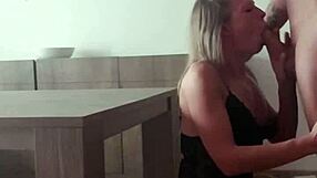 Drzá milf v botách sehnutá a tvrdě jebaná na stole