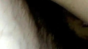 Mami se razširi za mladega 18+ obešenega študenta z velikim kurcem, ki ji tolče velike joške in rit