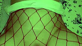 ชอบหีแดงตัวเล็กนุ่มๆกลืนดิลโด้ยักษ์ในห้องนอนโซโล่