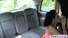 Ženska naleti na lažnega voznika, ki globoko jebe njeno preboden kli pičko na prostem