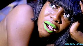 Nälkäinen vaimo addiktoitunut seksiin saa karvaisen märän pillunsa naidun kovaa isolla mustalla kukolla takaa. Kumi päättää mustan orgian.