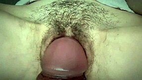 おい見て、この超大チンポPOVが毛むくじゃらのスラットマンコを近くでからかってオナニーしてる！