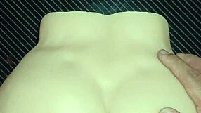 candy sexo en posición de perrito le doy duro por ambos lados y me corro en su gran culo