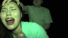 Veliki kurci jebejo azijsko najstnico 18+ v domačem tričku z globokim grlom, pesjo pozo in grobim jahanjem