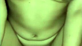 Ekte myanmar-par hjemmelaget sex på sengen med blowjob, cowgirl-riding og creampie.