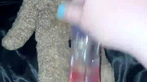 LA 출신 사우디 아마추어 18세 처녀, 첫 깊은 딜도 자위 해낼까?