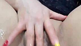 Disfruta de mi jugoso squirt linda rubia se masturba y eyacula delicioso orgasmo real en la webcam masturbacion con uñas rojas