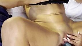 와, 내 흥분한 친구가 그 큰 자지로 나타나서 내가 뜨거운 레즈비언 섹스 중일 때 딱 맞춰