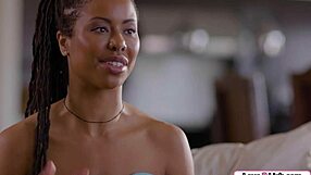 Ebony meisje laat buren kut likken in interracial lesbische scène met zoenen en zuigen