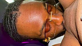 Suami jilat memek isteri ebony sampai pancut dalam sesi rumah.