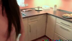 Dua kekasih bertemu semula, rakan separuh Asia British yang seksi dengan bontot hebat datang untuk momen intim