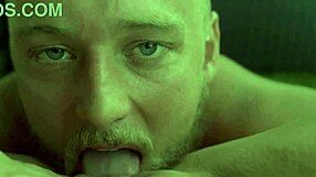 الراجل الأبيض بعيون زرق يأكل كس في POV أنثوي، يوصل لأورغازمة مع أنين.