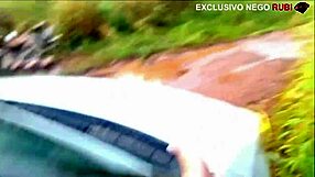 Policial corno passa na frente do carro que eu estou dando para um negão da rola gigante