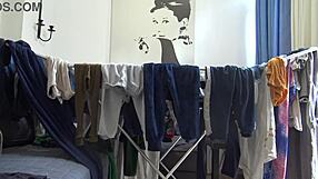 Jag fångade min 19-åriga styvson som onanerar på mina smutsiga trosor, känns så upphetsad