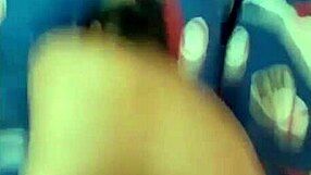 La señora de la tienda me deja follarla por las tardes cuando no está el vecino 😏