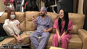 Blaire Celeste gilt als verpleegster haar mond volspuit met enorme zaadlaad in BDSM scène